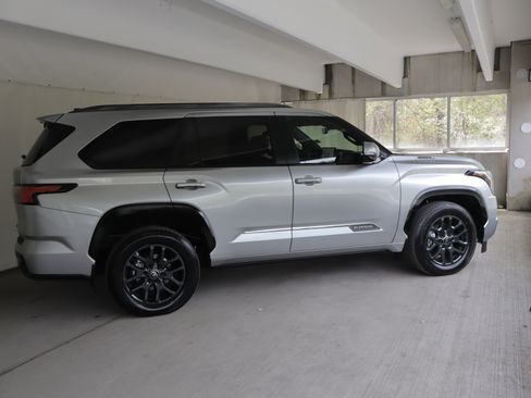 Used 2026 Toyota Sequoia Platinum AWD/4WD image 6