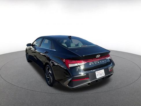 Used 2025 Hyundai Elantra SEL image 11