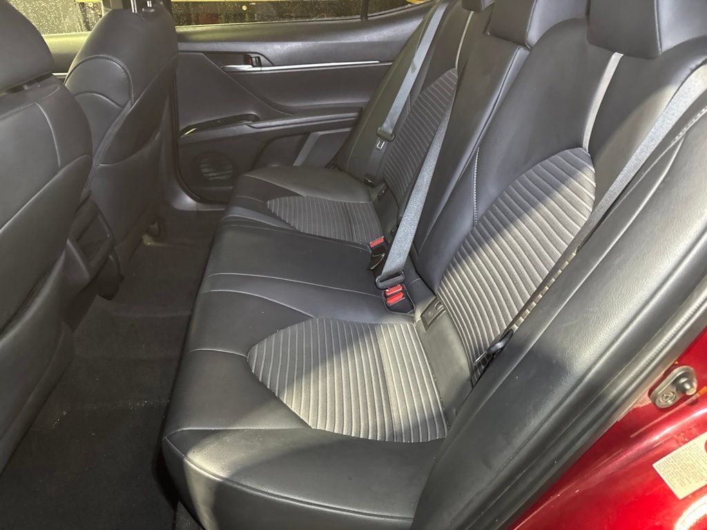 Used 2018 Toyota Camry SE w/ Moonroof Package FWD image 15