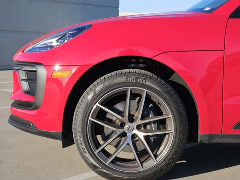 Certified 2025 Porsche Macan image 13