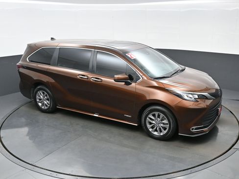 Used 2021 Toyota Sienna XLE FWD image 43