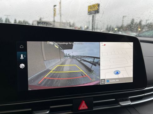 Used 2025 Hyundai Elantra SEL image 17