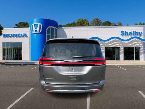 Used 2023 Chrysler Pacifica Touring-L image 7