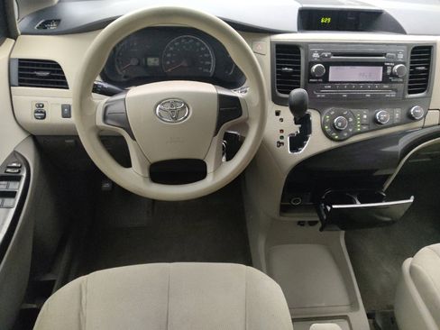 Used 2014 Toyota Sienna L image 22