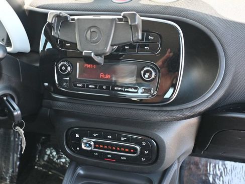 Used 2017 smart fortwo electric drive RWD image 10