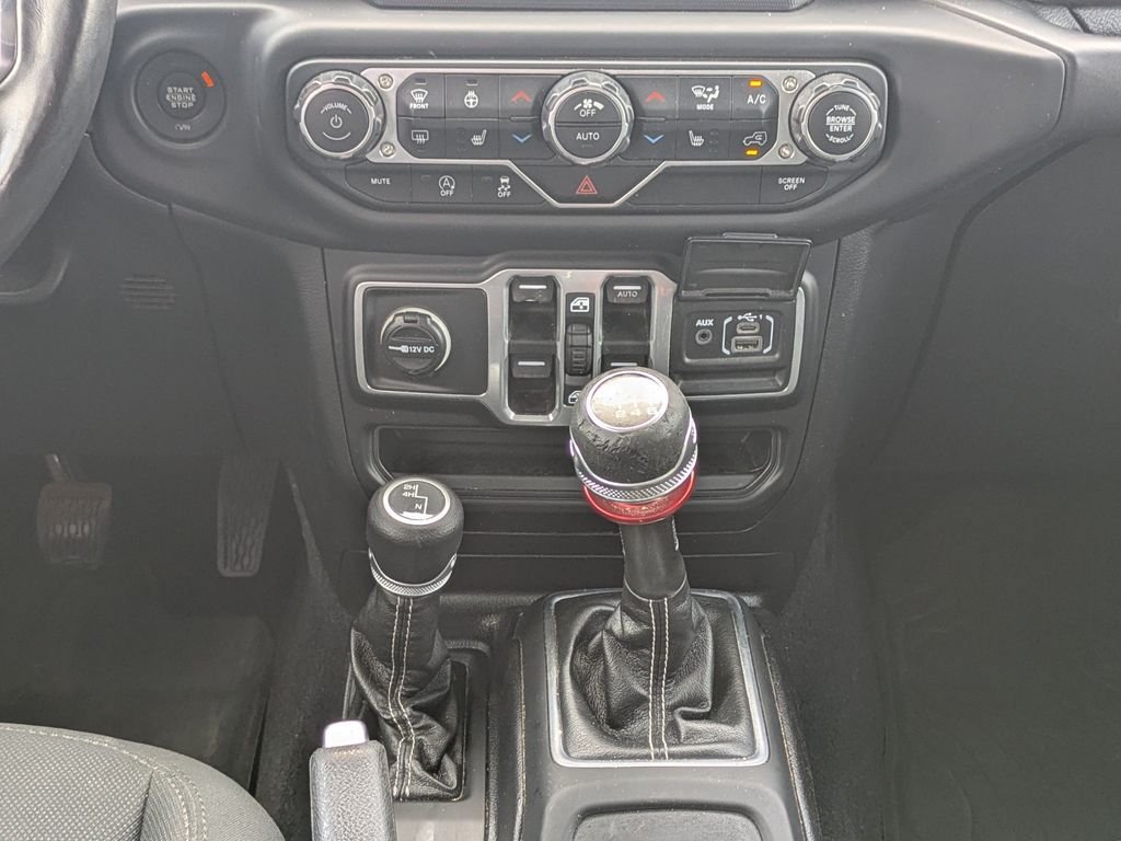 Used 2018 Jeep Wrangler Unlimited Sahara w/ Cold Weather Group AWD/4WD image 18