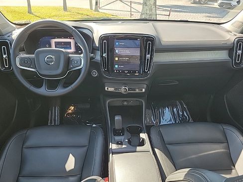 Used 2025 Volvo XC40 B5 Core image 9
