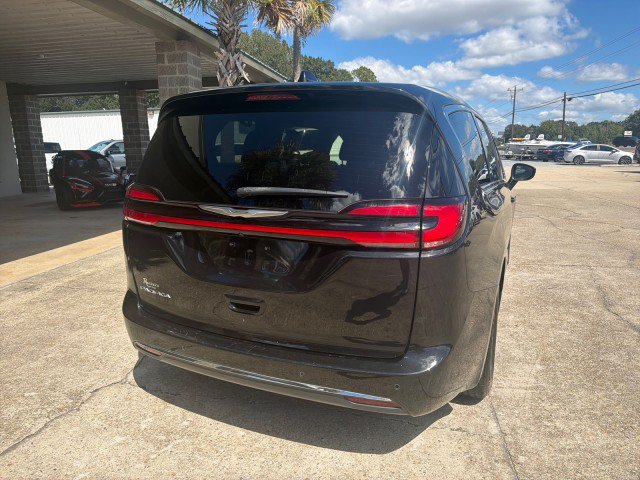 Used 2023 Chrysler Pacifica Touring FWD image 5