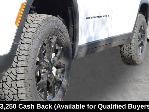 New 2025 Jeep Grand Cherokee Altitude AWD/4WD image 10