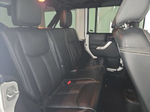 Used 2017 Jeep Wrangler Unlimited Rubicon w/ Connectivity Group AWD/4WD image 28