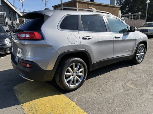 Used 2018 Jeep Cherokee Limited FWD image 2