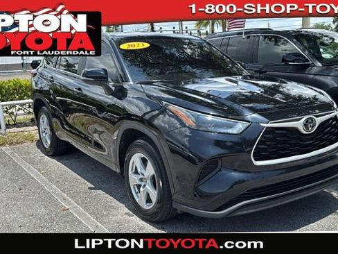 Used 2023 Toyota Highlander L FWD image 1