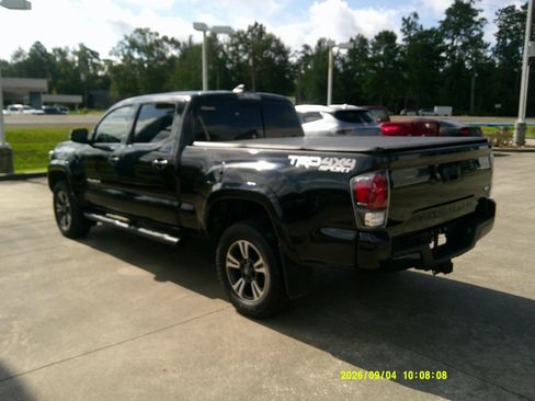 Used 2019 Toyota Tacoma TRD Sport AWD/4WD image 2
