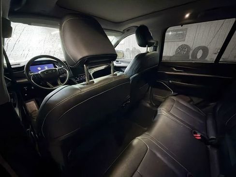 Used 2024 Jeep Grand Cherokee Limited w/ Luxury Tech Group II image 9