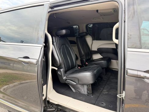 Used 2018 Chrysler Pacifica Touring-L FWD image 13