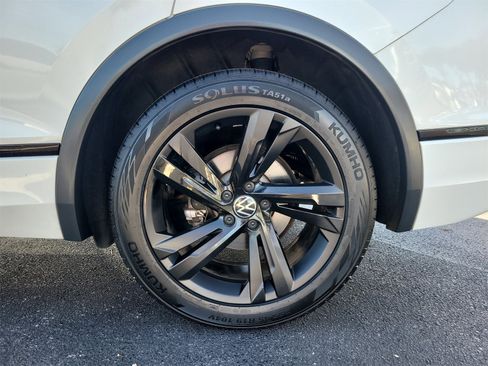 Used 2023 Volkswagen Tiguan SE R-Line image 9