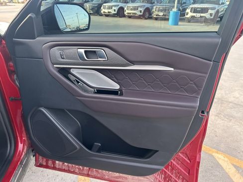 Used 2025 Ford Explorer Platinum w/ Ultimate Package image 9