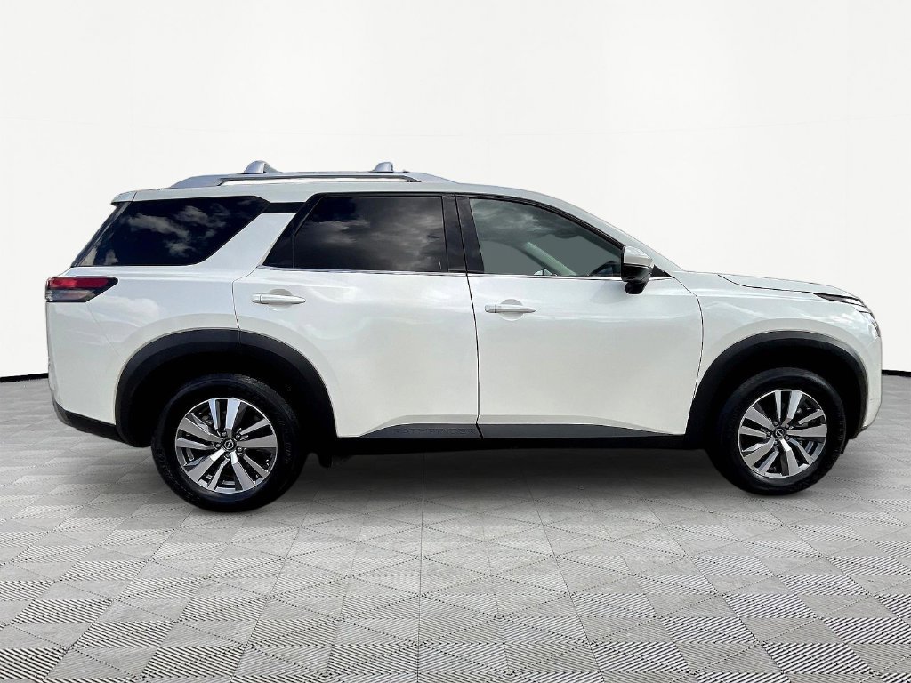 Used 2023 Nissan Pathfinder SL w/ Lighting Package (N92) FWD image 5