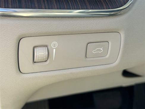 Used 2021 Volvo XC60 T5 Momentum w/ Protection Package Premier image 28