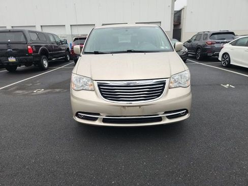 Used 2016 Chrysler Town & Country Touring w/ Driver Convenience Group image 8