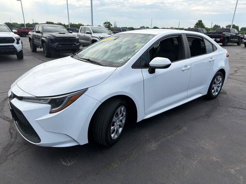 Used 2022 Toyota Corolla LE FWD image 3