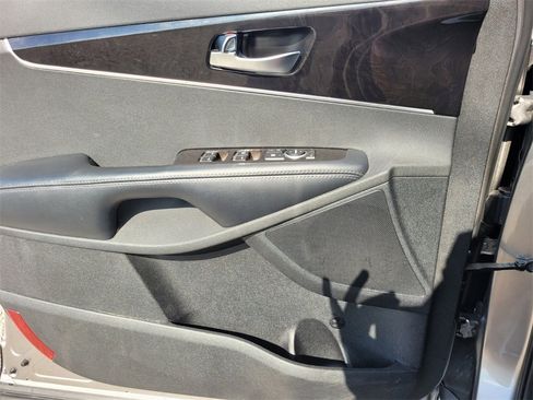 Used 2017 Kia Sorento EX image 22