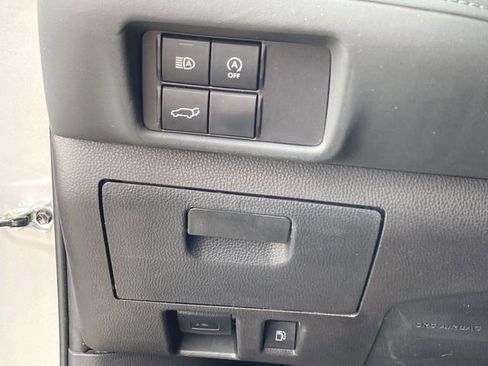 Used 2024 Toyota Highlander LE AWD/4WD image 17