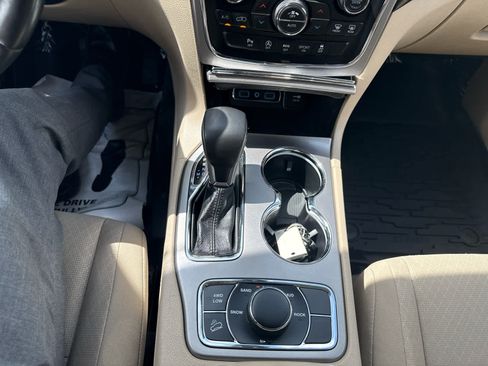 Used 2019 Jeep Grand Cherokee Laredo AWD/4WD image 22