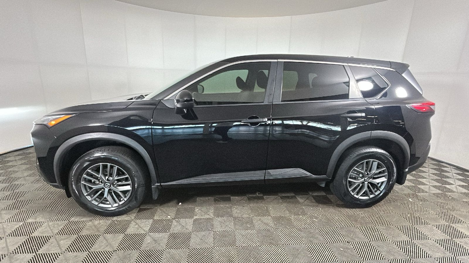 Used 2021 Nissan Rogue S FWD image 5