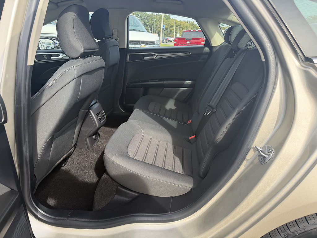 Used 2019 Ford Fusion SE FWD image 12