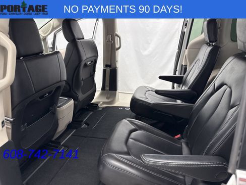 Used 2023 Chrysler Pacifica Touring-L FWD image 30