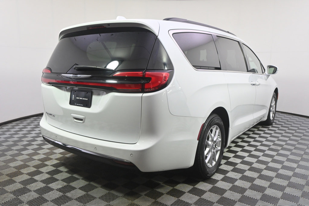 Used 2022 Chrysler Pacifica Touring-L FWD image 6