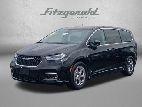 Used 2024 Chrysler Pacifica Limited FWD image 3