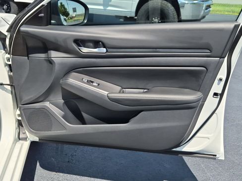 Used 2025 Nissan Altima 2.5 SV FWD image 32