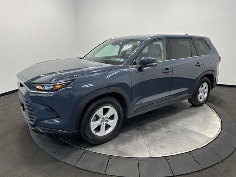 Used 2025 Toyota Grand Highlander AWD image 4