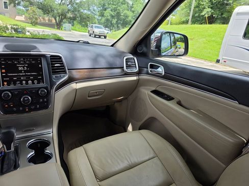 Used 2017 Jeep Grand Cherokee Limited AWD/4WD image 17