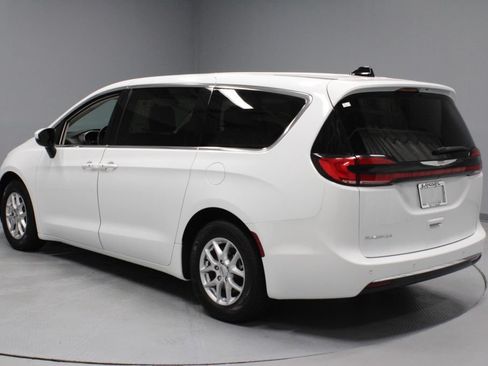Used 2023 Chrysler Pacifica Touring-L FWD image 9