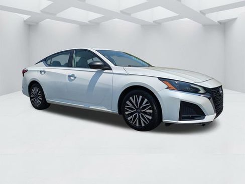 Used 2025 Nissan Altima 2.5 SV FWD image 2