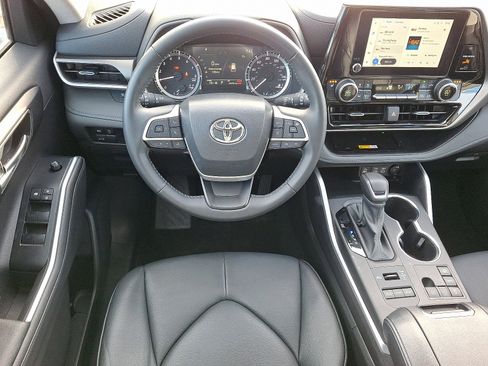 Certified 2024 Toyota Highlander XLE image 11