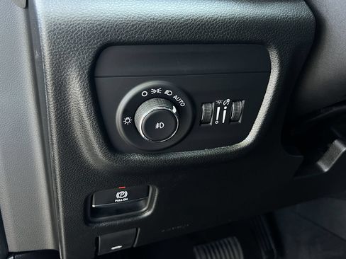Used 2025 Jeep Grand Cherokee Limited RWD image 13