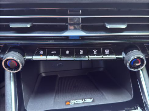 Used 2025 Chevrolet Traverse LT AWD/4WD image 30