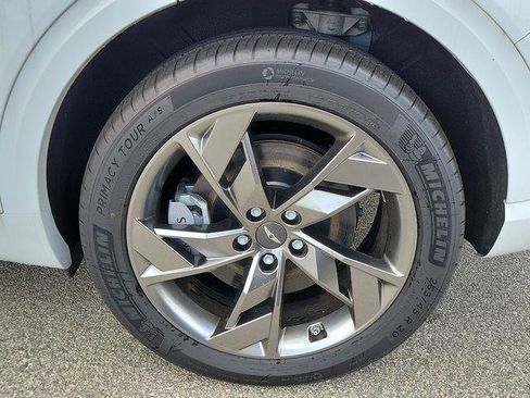 New 2024 Genesis Electrified GV70 Advanced image 5