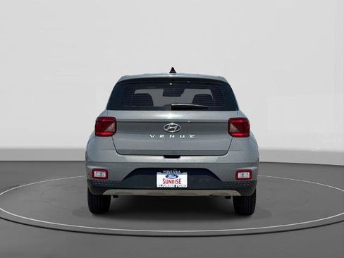 Used 2021 Hyundai Venue SE FWD image 6