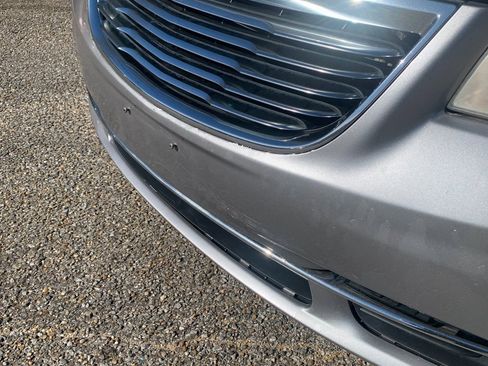 Used 2014 Chrysler Town & Country Touring image 8