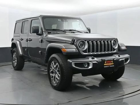 Used 2025 Jeep Wrangler Unlimited Sahara AWD/4WD image 2