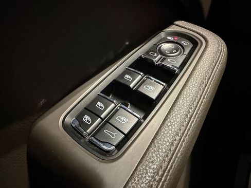 Used 2018 Porsche Macan AWD/4WD image 32