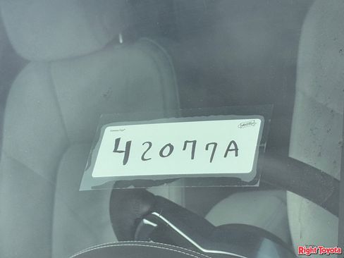 Used 2021 Porsche Macan image 12