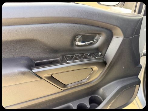 Used 2019 Nissan Titan SV RWD image 18