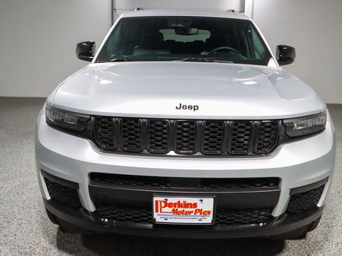 Used 2023 Jeep Grand Cherokee L Laredo image 4