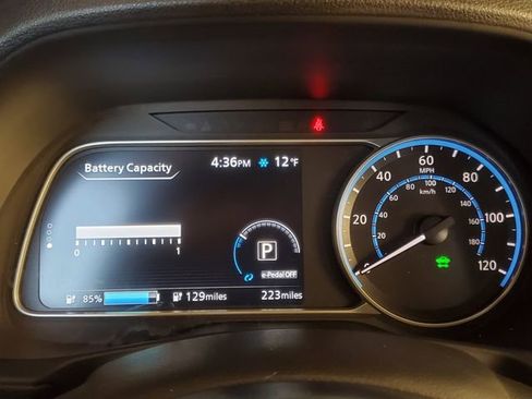 Used 2025 Nissan Leaf S image 11